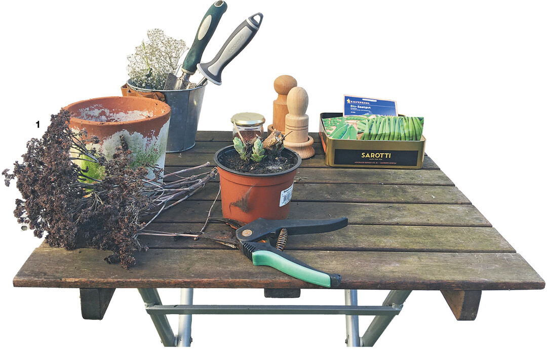 Ein Arbeitstisch im Garten erm�glicht schonendes Arbeiten mit geradem R�cken.