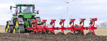 Mit der Ausstattungsoption On-Land des Servo T 6000 von P�ttinger k�nnen Traktoren jetzt au�erhalb der Furche fahren. 