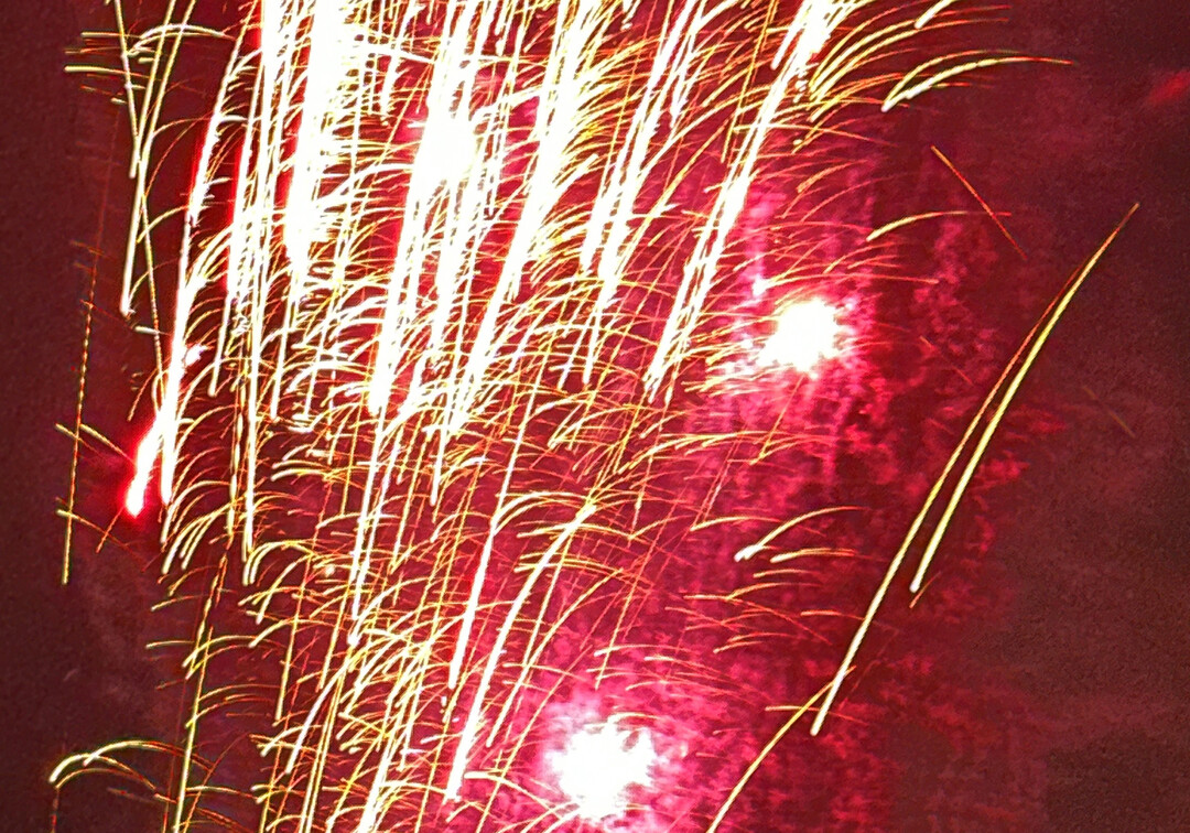 Das neue Jahr mit Feuerwerk begrüßen.