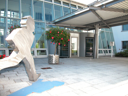 Am Eingang des Geno-Hotels in Karlsruhe, der Bildungseinrichtung des Baden-W�rttembergischen Genossenschaftsverbands.