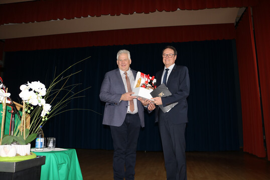 Den Geschenkekorb f�r Gastredner Klaus Tappeser, Regierungspr�sident RP-T�bingen, �berreichte Karl Endri� (l.), Vorsitzender beim Bauernverband Biberach-Sigmaringen. 