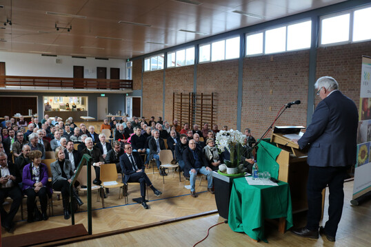 Volles Haus beim Neujahrsempfang am Dreik�nigstag in der Festhalle in Sigmaringen. �Wir m�ssen gesamtheitlich denken, um die Menschen im l�ndlichen Raum zu erreichen�, forderte der Vorsitzende beim Bauernverband Biberach-Sigmaringen, Karl Endri�. Er beklagte einen Verlust an Wettbewerbsf�higkeit f�r die Landwirtschaft. 