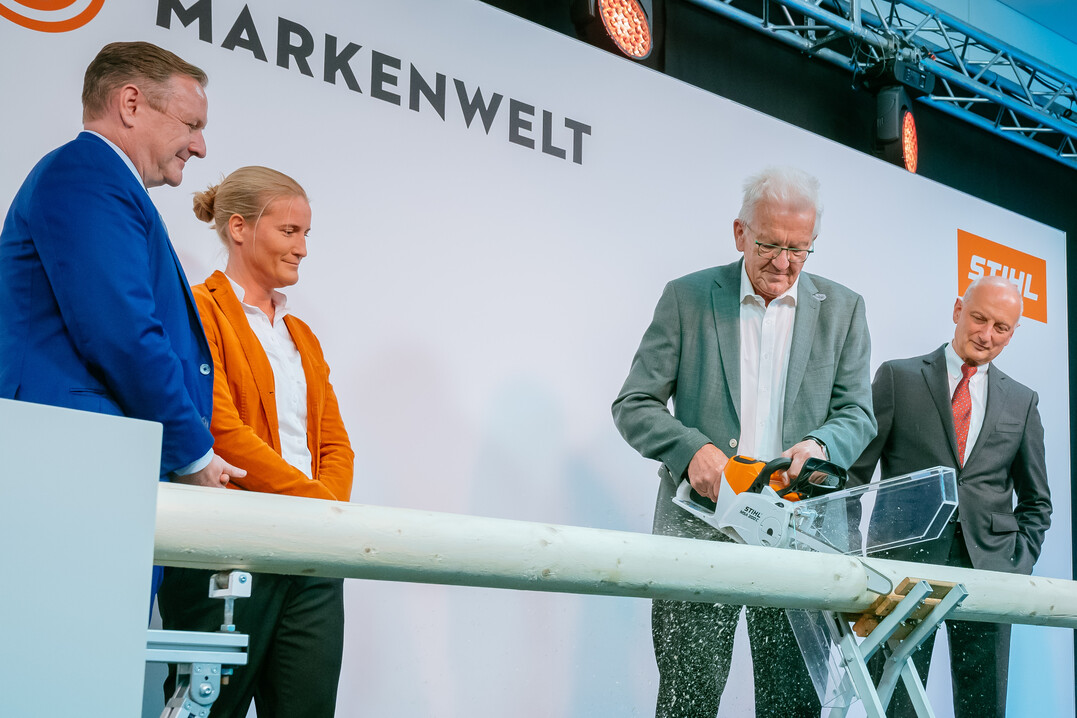Ministerpräsident Winfried Kretschmann eröffnet die Stihl Markenwelt gemeinsam mit (v.r.) Dr. Nikolas Stihl, Vorsitzender des Beirats und des Aufsichtsrats von Stihl; Sarah Gewert, Vorständin Marketing und Vertrieb sowie Michael Traub, Vorsitzender des Vorstands.