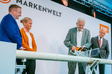 Ministerpr�sident Winfried Kretschmann er�ffnet die Stihl Markenwelt gemeinsam mit (v.r.) Dr. Nikolas Stihl, Vorsitzender des Beirats und des Aufsichtsrats von Stihl; Sarah Gewert, Vorst�ndin Marketing und Vertrieb sowie Michael Traub, Vorsitzender des Vorstands.