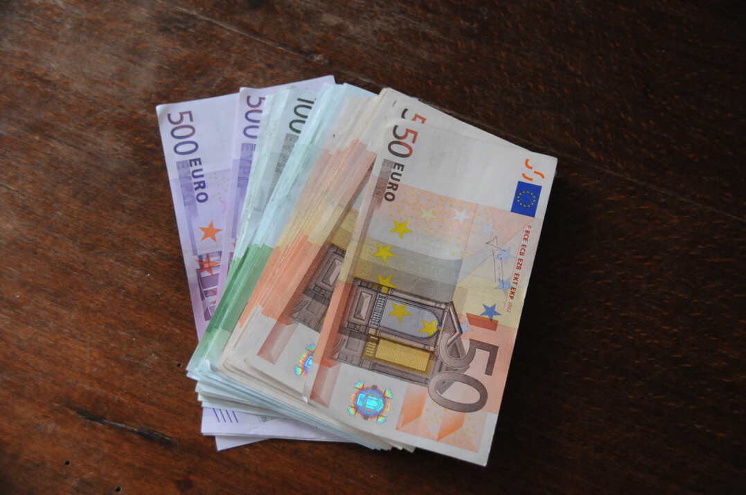 Ein Bündel Geldscheine auf dem Tisch.