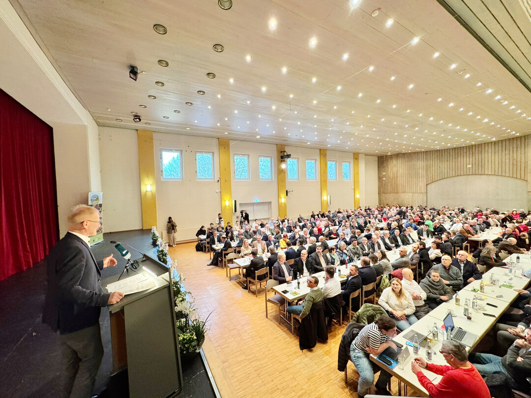 Nicht nur Landwirte, sondern auch viele Interessierte, sorgten f�r eine gut gef�llte Stadthalle in Ellwangen. 