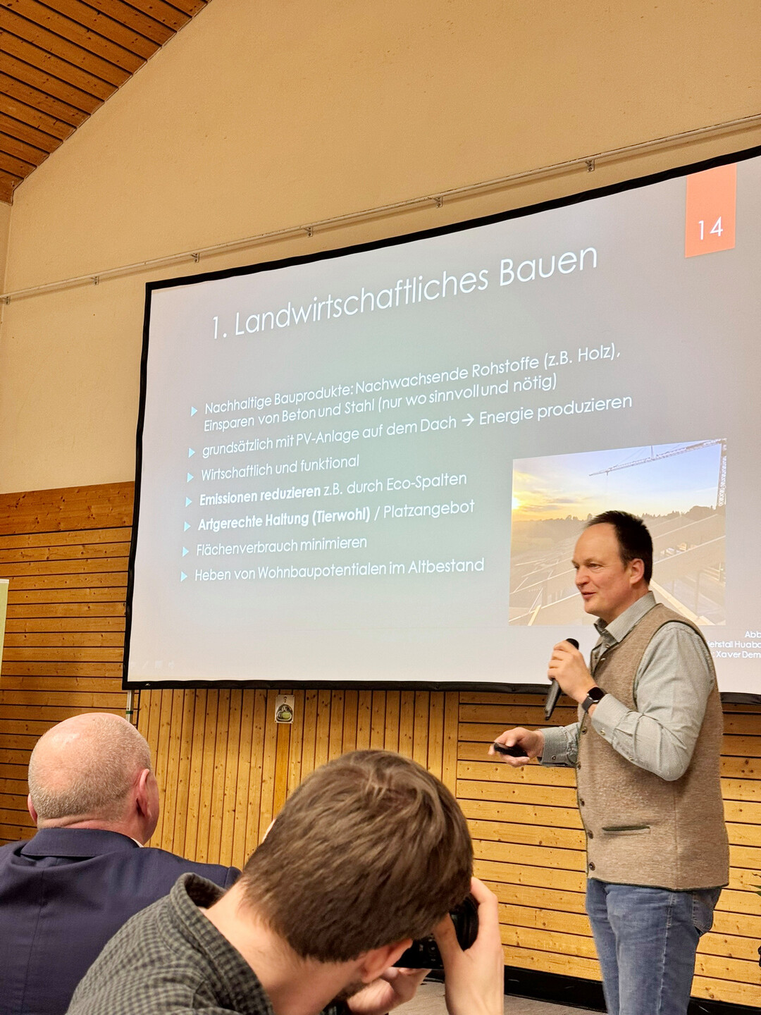 Landwirt Franz Demmel erl�uterte sein Konzept eines Energie-Plus-Betriebs.