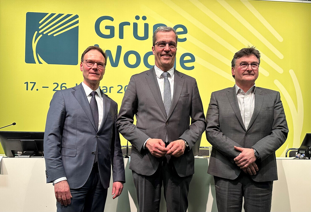(v.l.) Jörg Migende, Hauptgeschäftsführer Deutscher Raiffeisenverband, Dr. Dirk Köckler, Agrarvis, und Peter Manderfeld, Vorstandsvorsitzende der Hochwald Milch eG.