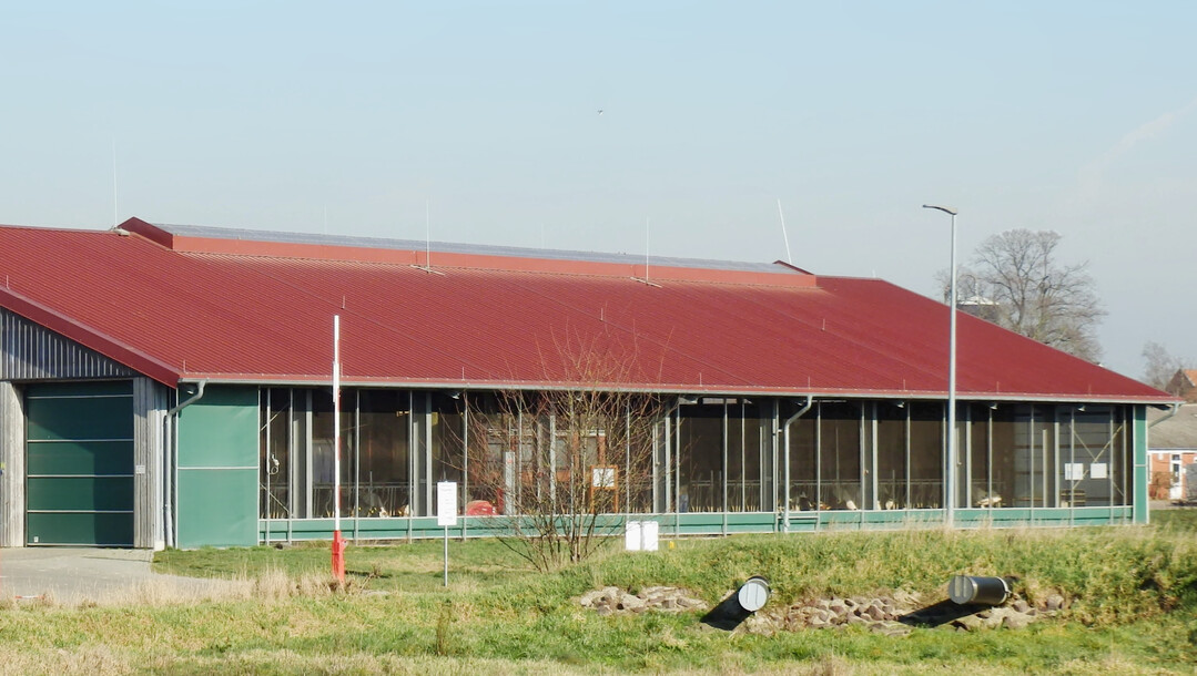 1 Optimal f�r einen effizienten Luftaustausch sind Milchviehst�lle mit hohen Traufen und ohne windbremsende Hindernisse.