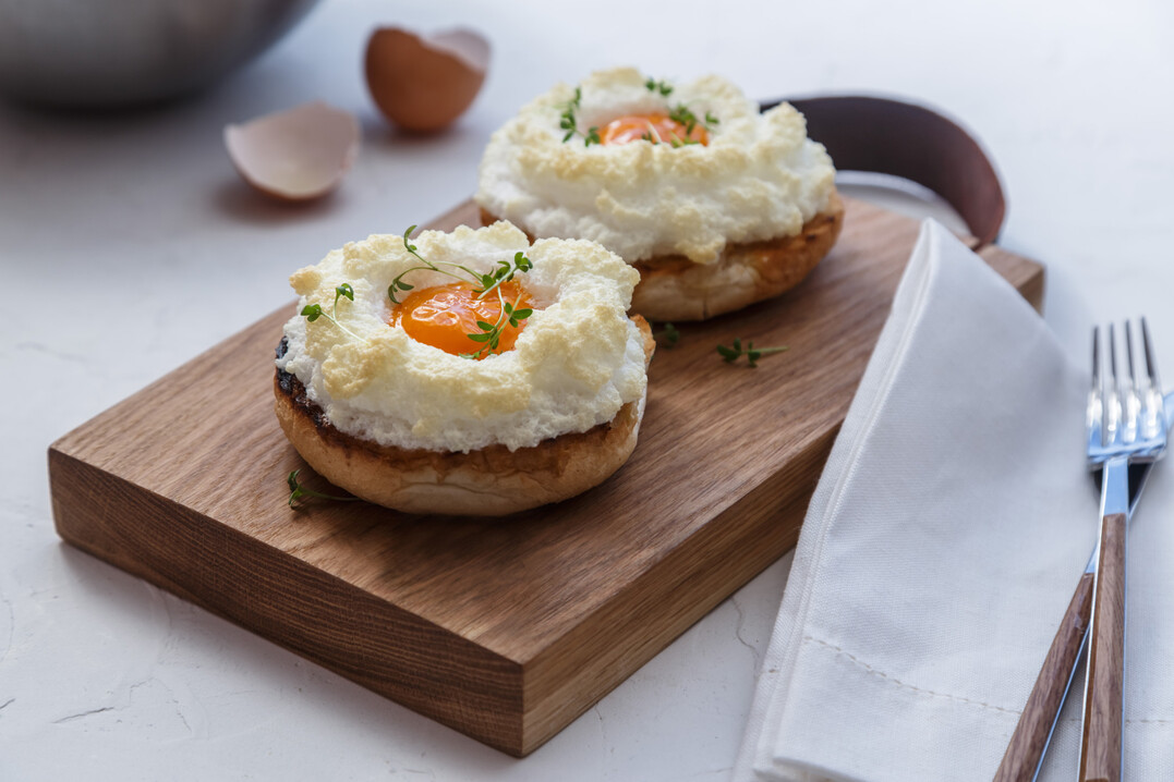 TikTok-Trend: Wolkeneier (Cloud Eggs) auf ger�steten Br�tchen.
