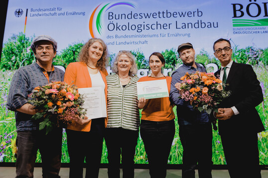 Bundesminister Cem �zdemir mit Vertretern der Hofgemeinschaft Heggelbach aus Baden-W�rttemberg.