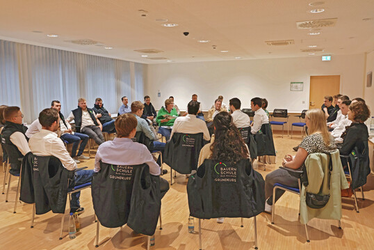 Die Teilnehmer des Grundkurses diskutieren mit Marco Eberle, Horst Wenk und Rosi Geyer-F��ler St�rken und Schw�chen der Bauernverbandesarbeit.