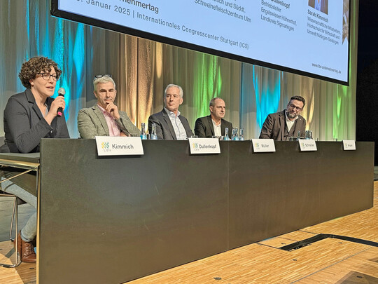 Im Forum I stellen sich (v. l): Sarah Kimmich, Wissenschaftliche Mitarbeiterin an der Hochschule f�r Wirtschaft und Umwelt N�rtingen-Geislingen; Wulf Dullenkopf, Betriebsleiter Engelswieser H�hnerhof; Stefan M�ller, Gesch�ftsf�hrer M�ller Fleisch und S�ddeutsche Schweinefleischzentrum Ulm; Andreas Schneider, Gesch�ftsf�hrer Schwarzwaldmilch-Gruppe und Moderator Guido Krisam, Chefredakteur BWagrar.