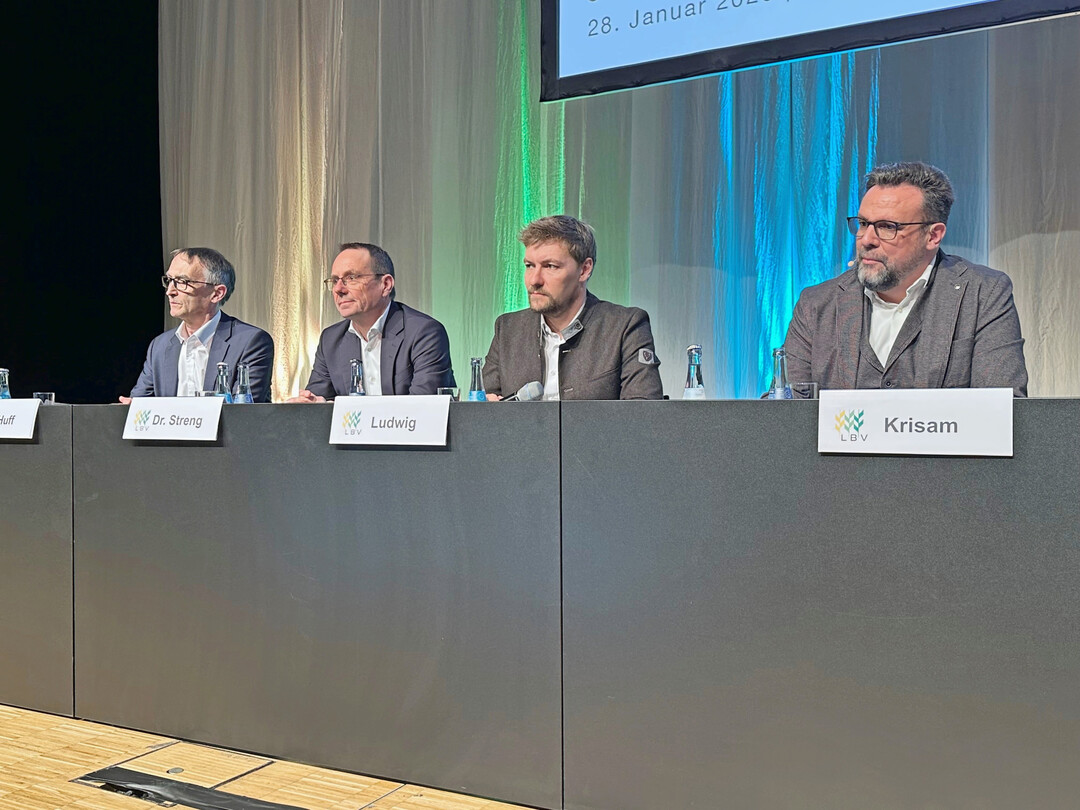 Um den nachhaltigen Pflanzenschutz ging es am Nachmittag des LBV-Unternehmertages. Vortr�ge lieferten (v. l.) Dr. J�rgen Huff, Vice-Pr�sident BASF Agricultural Solutions; Dr. Stefan Streng, Gesch�ftsf�hrer Saatzucht Streng-Engelen GmbH & Co KG; Thomas Ludwig, Retail Manager Fendt GmbH unter Moderation von Guido Krisam, BWagrar-Chefredakteur.