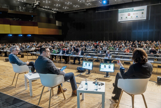 Die Diskussionsrunde zur Meinungsbildung im Zeitalter von Social Media mit Heidrun Lieb aus der Social Media Redaktion im Südwestrundfunk (r.) und Prof. Dr. Wolfgang Schneider, Kommunikationswissenschaftler der Universität Hohenheim (l.), moderiert BWagrar Chefredakteur Guido Krisam.