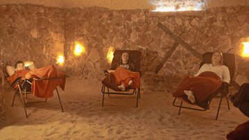 Entspannen und tief durchatmen. In der Salzgrotte in Engstingen ist das möglich.