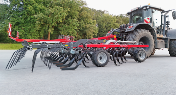 Den Federzinkengrubber gibt es in drei Arbeitsbreiten.
