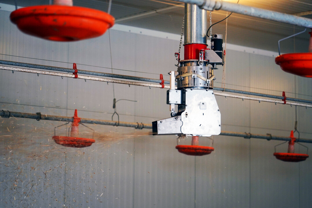 Die Strohmatic Air ASD des Herstellers Schauer Agrotronic GmbH ist ein vollautomatisches Einstreusystem, das entstaubtes Stroh gleichmäßig im Stall verteilt. Dieses System ist insbesondere für Putenställe geeignet. Es erlaubt ein zielgerichtetes Einstreuen, das in Zeit und Menge flexibel und sogar per Tagesprogramm automatisiert gesteuert werden kann.
Dadurch, dass der Traktor beziehungsweise das externe Einstreugerät als Transportvehikel wegfällt, fällt ein Transportweg für eine Einschleppung von Krankheitserregern weg. Das verbessert die Hygiene deutlich und vermindert durch das tägliche Nachstreuen die Ausbreitung von Histomoniasis.