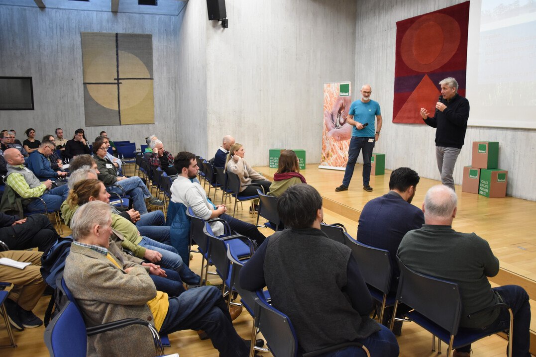 Bioland-Pr�sident Jan Plagge (l.) diskutiert mit Martin Wei� (r.) und dem Publikum �ber M�glichkeiten zur Etablierung fairer Erzeugerpreise.