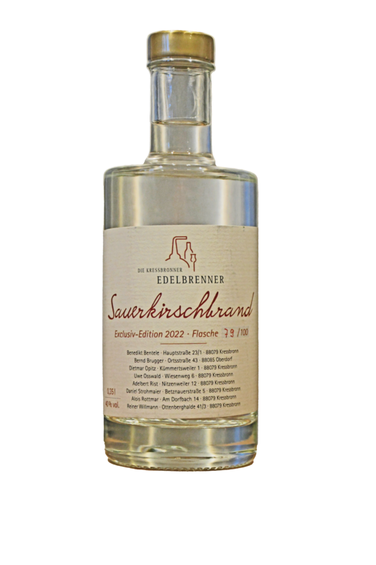 Ein gemeinsamer Kirschbrand der acht Kressbronner Brenner.