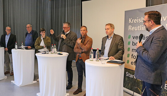 Podiumsdiskussion mit den Kandidaten zur Bundestagswahl: Unter der Leitung von Moderator Guido Krisam, BWagrar-Chefredakteur (r.), diskutierten (v. l.) Rudolf Grams (AfD), Michael J�ger (BSW), Jaron Immer (Gr�ne), Michael Donth, (CDU), Pascal Kober (FDP) und Sebastian Weigle (SPD) �ber die Zukunft der Landwirtschaft.