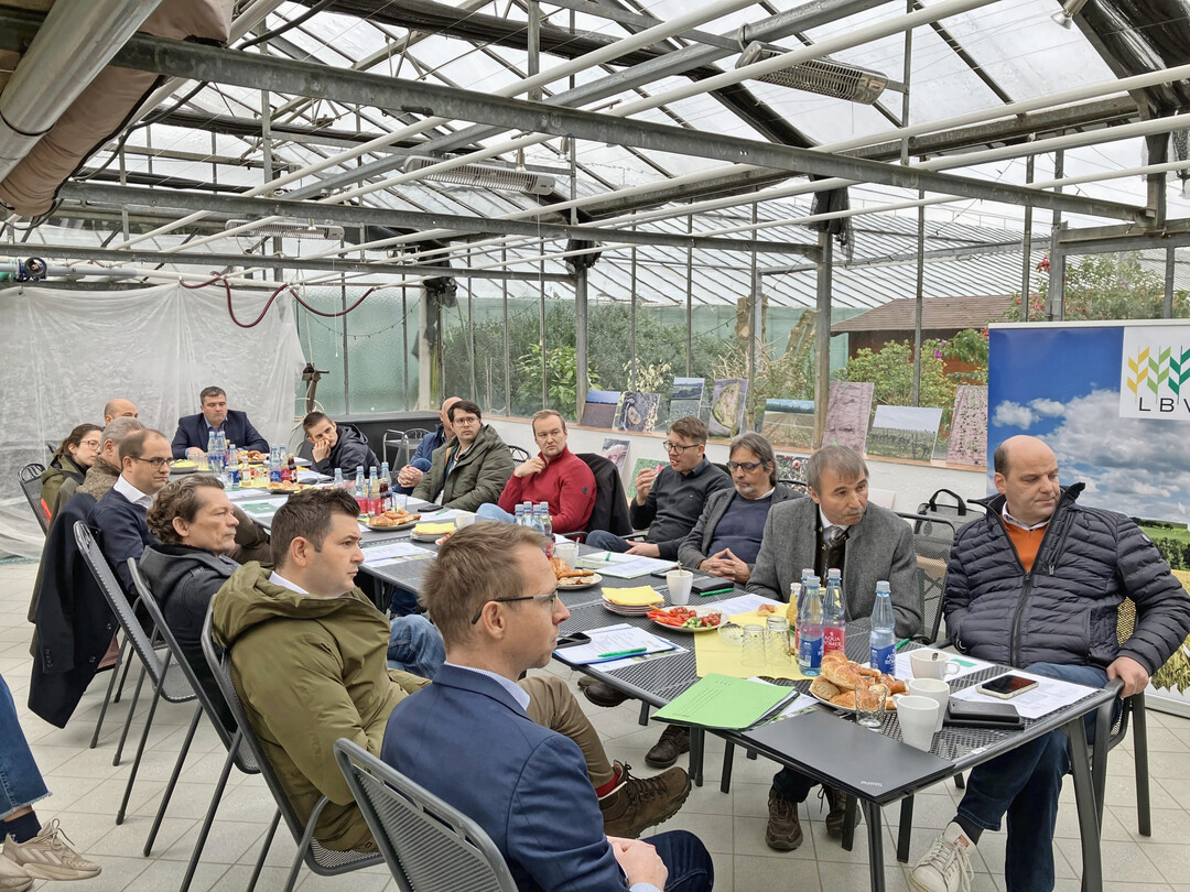 Landwirte, J�ger und Beh�rdenvertreter tauschen sich mit Vertretern aus der Politik aus. 