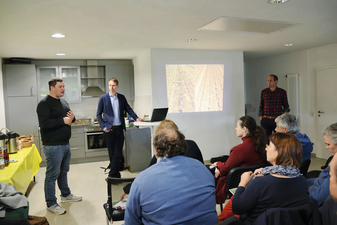 Landwirte, J�ger und Beh�rdenvertreter tauschen sich mit Vertretern aus der Politik aus. 