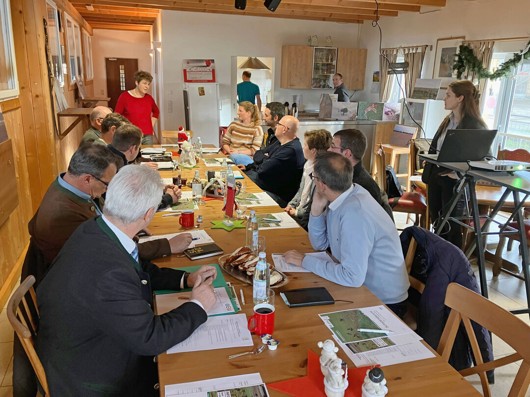 Landwirte, J�ger und Beh�rdenvertreter tauschen sich mit Vertretern aus der Politik aus. 