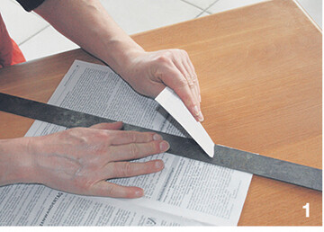 Doppelte Lagen von Zeitungspapier rei�t man in Streifen.