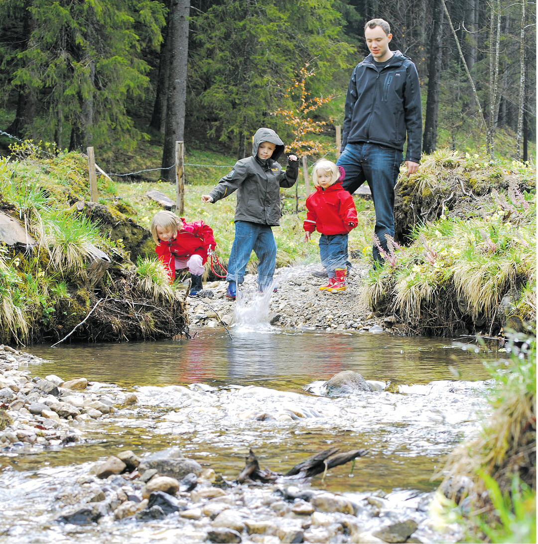 Kinder sind neugierig und wollen sich erproben. Dabei schie�en sie auch schnell mal �ber das Ziel hinaus. Eine sch�ne Kinderzeit kann sich entwickeln, wenn Eltern zunehmend mehr Freiheit lassen, aber auch klare Regeln verankern und daf�r sorgen, dass sie eingehalten werden. Mehr dazu lesen Sie auf Seite 36.