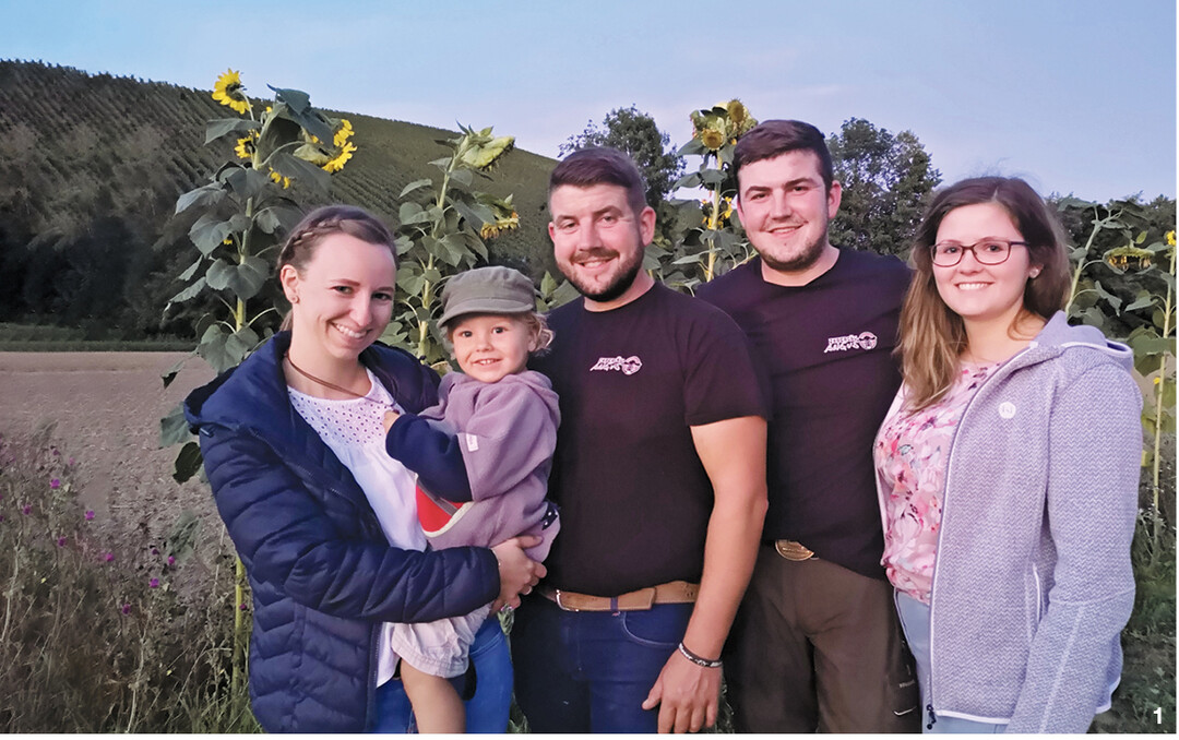 Die Br�der Thomas und Jonathan Sch�le haben gemeinsam die Zaberg�u Angus GbR" gegr�ndet. Im Bild von links: Carolin und Thomas Sch�le mit Sohn Ludwig sowie Jonathan und Clara Gr�neich.