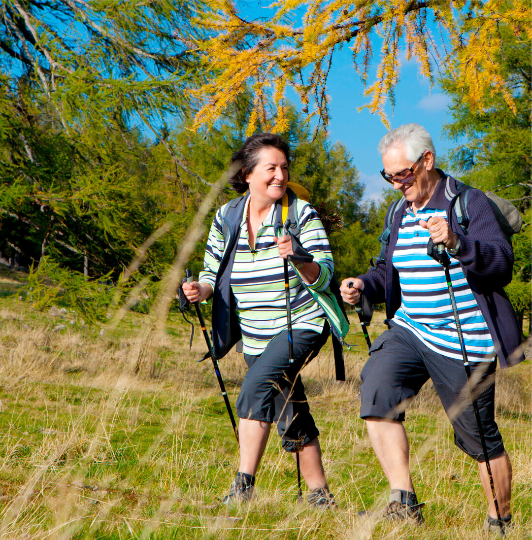 Bald lockt hoffentlich die Fr�hlingssonne hinaus zum Wandern. Bewegung an der frischen Luft und in der Natur tut K�rper und Seele gut. Dann nicht vergessen: Die Haut mit Sonnenschutz eincremen und Sonnenbrille tragen! Was es mit dem Trend Gesundwandern auf sich hat, das erfahren Sie auf den folgenden Seiten.