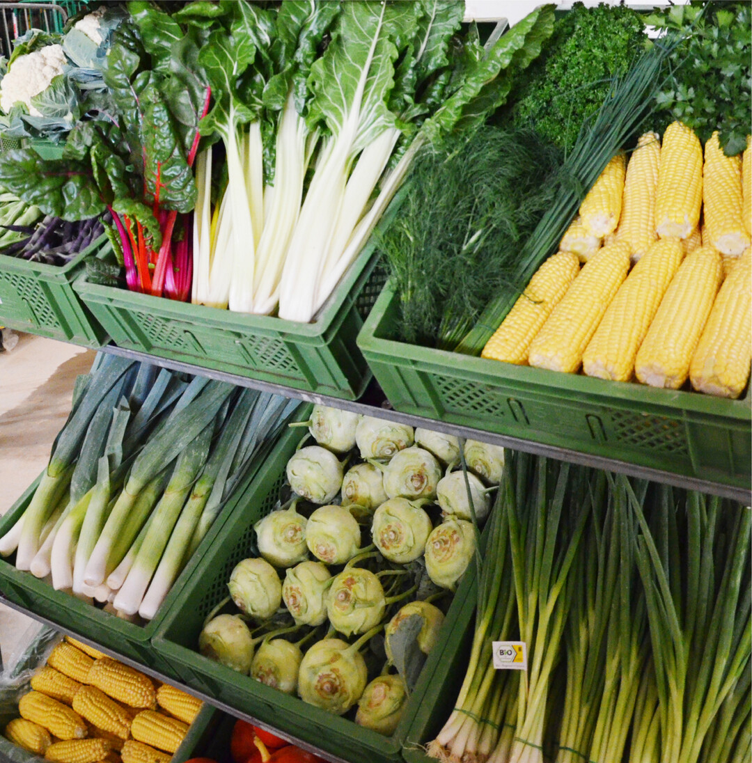 Jeder Dritte greift h�ufig zu Biolebensmitteln Der Trend zum Kauf von Biolebensmitteln h�lt an. Wie aus dem �ko-Barometer 2021 zu entnehmen ist, erkl�rten 38 Prozent der insgesamt 1022 Interviewpartner, h�ufig zu Bioerzeugnissen zu greifen; f�nf Prozent von ihnen kaufen diese ausschlie�lich. Zu den am meisten im Einkaufswagen zu findenden Produkten aus �kologischem Anbau geh�rten 2021 laut �ko-Barometer Eier, Obst und Gem�se, Kartoffeln, Milcherzeugnisse sowie Fleisch- und Wurstwaren. Am h�ufigsten seien die Produkte in Bioqualit�t in Superm�rkten gekauft worden. Als wichtigste Gr�nde f�r den Erwerb von Biolebensmitteln wurden in der Befragung nach Angaben des Agrarressorts die regionale Herkunft, eine artgerechte Tierhaltung, eine gesunde Ern�hrung und m�glichst naturbelassene Lebensmittel von jeweils mehr als 90 Prozent der Interviewpartner genannt, wobei die regionale Herkunft mit einer Zustimmung von 93 Prozent erstmals vor der artgerechten Tierhaltung mit einer Quote von 92 Prozent lag. Gefragt nach der Bekanntheit des deutschen Bio-Siegels" antworteten 82 Prozent der Interviewpartner, dass es ihnen vom Aussehen her bekannt sei, obwohl es ihnen nicht vorlag. Eine besonders hohe Bekanntheit des Siegels offenbarte die Befragung unter jungen Menschen: In der Gruppe bis 29 Jahre gaben 93 Prozent an, das Siegel zu kennen. In der Altersgruppe zwischen 60 Jahren und 69 Jahren waren es 91 Prozent. age