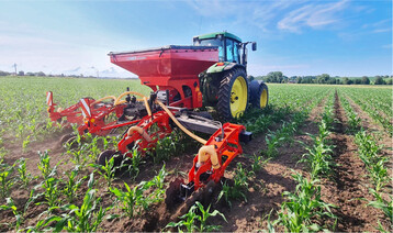 Prototyp der Firma Rauch mit 6�m Arbeitsbreite (vier Injektionsreihen)