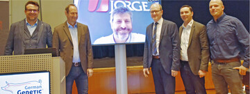 Im Fachdialog  Die Redner des Vormittags gaben Einblicke in die Arbeit des Schweinezuchtverbandes (SZV) und in die Schweinehaltung in Baden-W�rttemberg und in Spanien: Leander Seitz, Schweinehalter aus Ehingen, Dr. Raffael Wesoly, Gesch�ftsf�hrer des SZV, Hans-Benno Wichert, Pr�sident des SZV, Pedro Gonzales, Gesch�ftsf�hrer der Sparte Management bei Jorge Grupo in Spanien, Hansj�rg Schrade, Bildungs- und Wissenszentrum Boxberg, und Moderator Guido Krisam, Chefredakteur BWagrar.