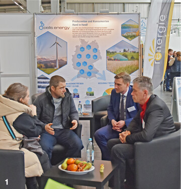 Am Stand von renergie Allg�u: Thomas Hartmann und Gesch�ftsf�hrer Florian Weh im Gespr�ch mit Besuchern.