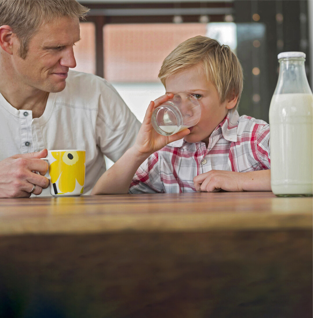 Milch aus Glasflaschen schmeckt besser als aus dem Tetrapack Wie die Milch verpackt ist, beeinflusst ihren Geschmack. Das hat eine US-amerikanische Studie ergeben. F�r das Experiment wurden pasteurisierte Voll- und Magermilch (Magermilch mit 0,5 Prozent Fettgehalt) in sechs Beh�ltern (á 280 ml) gelagert: ein Pappkarton, drei Beh�lter aus verschiedenen Kunststoffen, ein Milchbeutel" aus Kunststoff und Braunglas. Die Milch wurde in Dunkelheit bei K�hlschranktemperaturen von vier Grad Celsius gelagert. Am Tag ihrer Abf�llung und nach f�nf, zehn und 15 Tagen wurden die Proben auf sensorische Eigenschaften und fl�chtige Verbindungen gepr�ft und am zehnten Tag einem Geschmackstest unterzogen. Offenbar wirkt sich die Art der Verpackung auf den Milchgeschmack aus, wobei Magermilch daf�r anf�lliger als Vollmilch war. Die Milcht�te" aus Pappkarton und der Milchbeutel" aus Plastik bewahrten die Frische am schlechtesten. Im Vergleich zu anderen Materialien waren sie durchl�ssiger f�r fl�chtige Verbindungen aus der Umgebung. Zudem hatte in Pappkartons verpackte Milch nach f�nf Tagen einen deutlichen Fehlgeschmack, und es waren Verbindungen aus dem Verpackungsmaterial im Getr�nk nachweisbar. Bei Magermilch waren die Fehlaromen besonders ausgepr�gt. Das liegt vermutlich daran, dass die Verbindungen in Fett l�slich sind. und dadurch in Vollmilch weniger stark wahrgenommen werden. BZfE, Heike Kreutz
