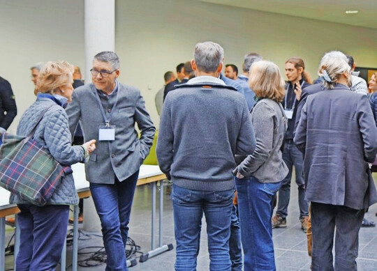 In den Pausen herrschte reger Austausch. Ganz links: Bettina Gr�fin von Spee, Vorsitzende des Verbands der Deutschen Putenerzeuger (VDP), im Gespr�ch mit Dr. Thomas Janning, Leiter der Stabsstelle Politik und Verb�nde der PHW-Gruppe. 