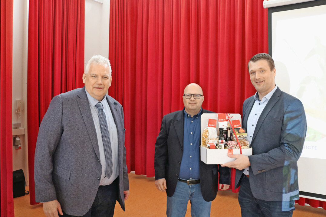 Was durch den Klimawandel auf die Landwirtschaft zukommt, dar�ber sprach Friedrich Ehrmann (r.), Vereinigte Hagelversicherung VVaG. Einen Geschenkkorb �berreichten ihm Karl Endri�, Vorsitzender beim Bauernverband Biberach-Sigmaringen, und Gesch�ftsf�hrer Niklas Kreeb (Mitte).  