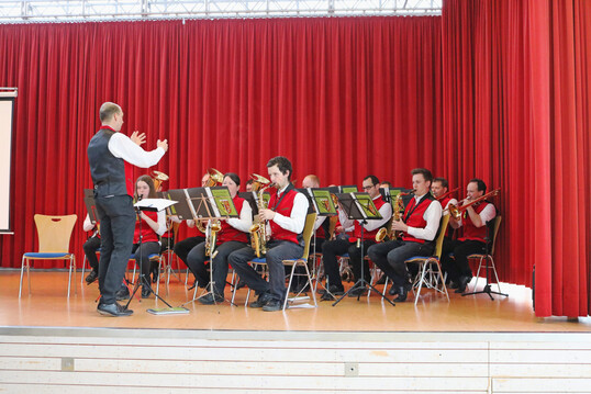 Musikalisch er�ffnet wurde die Jahreshauptversammlung von der Sch�lerkapelle der Fachschule f�r Landwirtschaft unter der Leitung von Simon Knab.