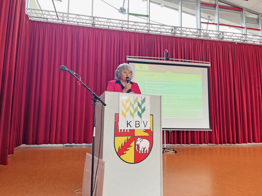 Doris H�rle, Kreisvorsitzende im LandFrauenverband Biberach-Sigmaringen, stellte den T�tigkeitsbericht der Landfrauen vor.