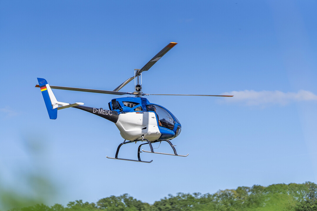 Der Ultraleicht-Hubschrauber CoAX 600 von edm aerotec wird nach dem Umbau zum autonomen Betrieb keine Menschen mehr, dafür aber einen speziell entwickelten Wassertank transportieren.