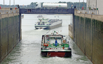 Der D�ngertransport per Schiff und Stra�e dauert zunehmend l�nger, weil Brummifahrer und Schiffsf�hrer fehlen.