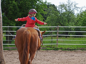 Je j�nger das Kind, desto mehr sollte das eigentliche Reiten im Hintergrund stehen.