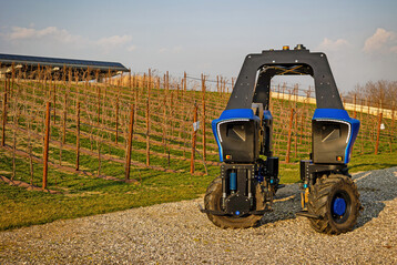Der autonome Weinbauroboter VitiBot Bakus von Deutz-Fahr f�hrt elektrisch.