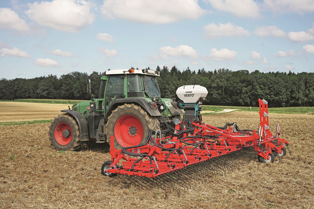 Der pneumatische Streuer Vento ist bis zu zw�lf Metern Arbeitsbreite geeignet.