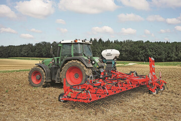 Der pneumatische Streuer Vento ist bis zu zw�lf Metern Arbeitsbreite geeignet.