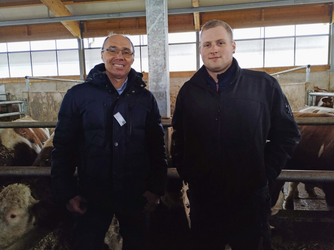 3 Wie der im März vergangenen Jahres neu bezogene Bullenmaststall geplant wurde und worauf es bei dem Tierwohlstall ankam, erläuterten Hans-Jürgen Ziegler (l.) von der Beratungsfirma AgriConcept Beratungsgesellschaft mbH, und Felix Keller, Sohn von Joachim Keller, den vielen Besuchern, die sich durch das neue Gebäude im Außenbereich drängelten.