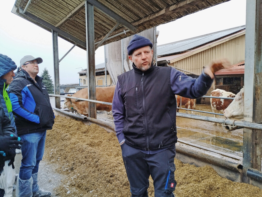 1 Tierwohl ganz oben auf der Agenda: Bei nasskaltem Schauerwetter führte Joachim Keller die zahlreichen Besucher des Wissensmarktes mit Fachmesse über den 130 Kühe zählenden Fleckviehzuchtbetrieb der Familie in Allmendingen-Hausen.