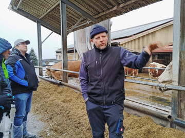 1 Tierwohl ganz oben auf der Agenda: Bei nasskaltem Schauerwetter f�hrte Joachim Keller die zahlreichen Besucher des Wissensmarktes mit Fachmesse �ber den 130 K�he z�hlenden Fleckviehzuchtbetrieb der Familie in Allmendingen-Hausen.